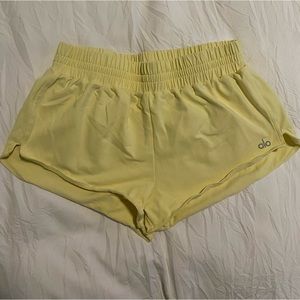 Alo Yoga Dolphin Short - size: small, color: buttercup